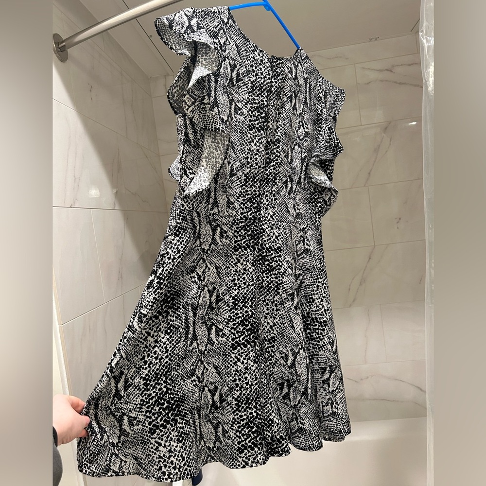 Who What Wear Snakesprint Flutter Dress - Picture 4 of 6